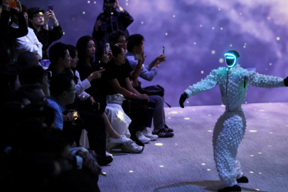 Manken robotlar podyuma çıktı