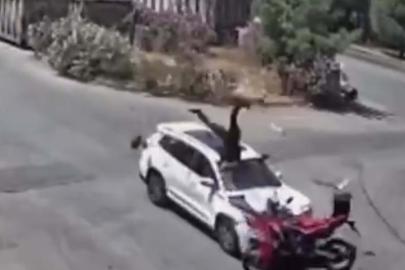 15 yaşındaki sürücü motosiklete çarptı. Metrelerce havaya uçtu