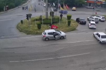 Anlamlı hareket: Türk bayrağını vatandaşlar korudu