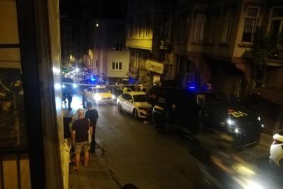 Beyoğlu'nda sokağa patlayıcı bırakıldı. Bina, araç ve iş yerlerinde hasar oluştu