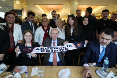 Cumhurbaşkanı Erdoğan, kafede vatandaşlarla sohbet etti