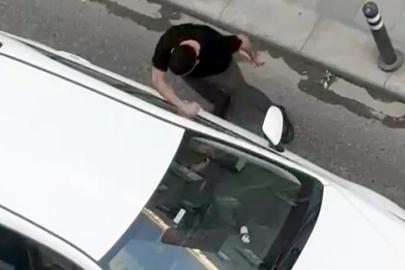 Kazaya neden olan sürücüye tepki; otomobile yumruk attılar