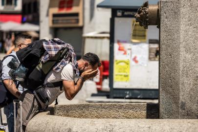 "Omega bloku" kıtayı hapsetti, Avrupalılar mağazalara akın etti