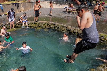 Sıcaktan bunalan çocuklar Diyarbakır’da süs havuzuna koştu