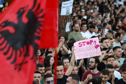 Trump'ın damadının projesi halkı sokağa döktü. "Arnavutluk satılık değil"