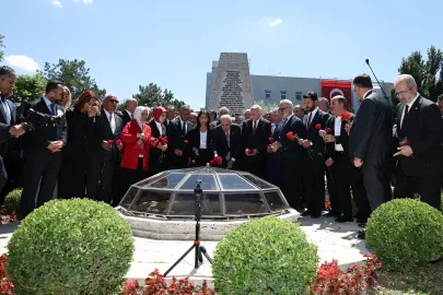 15 Temmuz'da TBMM'de ilk bombanın düştüğü alana karanfil bırakıldı