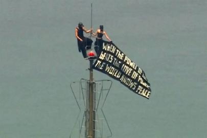 443 metrede evlilik teklifi. Empire State'in tepesinde pankartla dünyaya mesaj verdiler