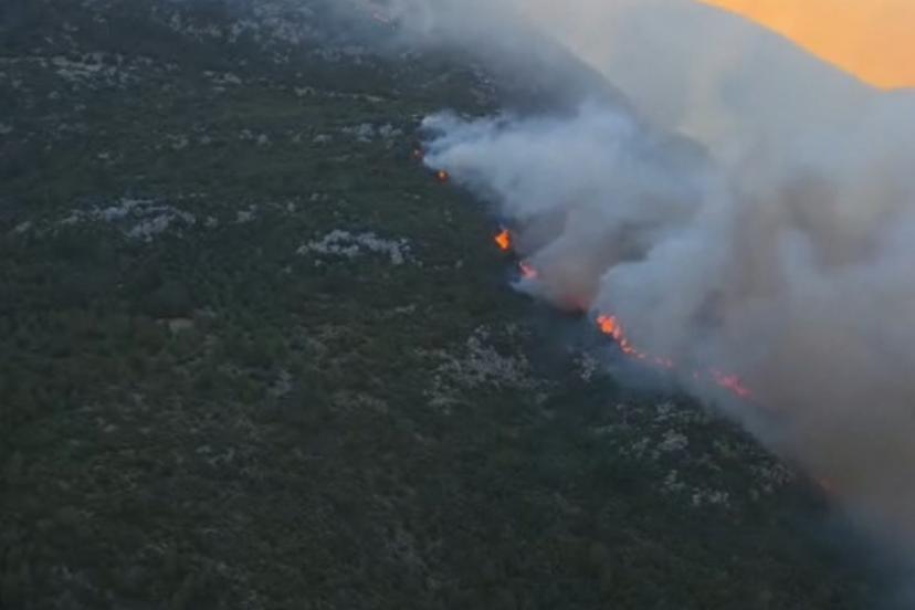 Antalya’nın Kaş ilçesinde orman yangını. Havadan ve karan müdahale ediliyor
