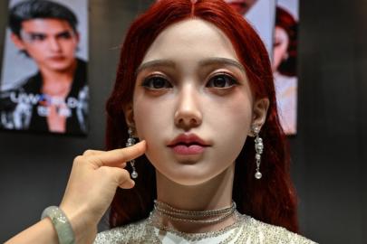 Çin'den "ömür boyu sadık" insansı robot. "Seni asla terk etmeyecek"