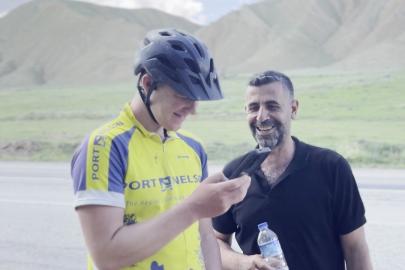 Erzurum'da gülümseten karşılaşma: Erzurum yolunda İngiliz turiste Şenkaya misafirperverliği