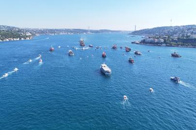 İstanbul Boğazı'nda 15 Temmuz şehitleri anısına 253 gemilik deniz korteji