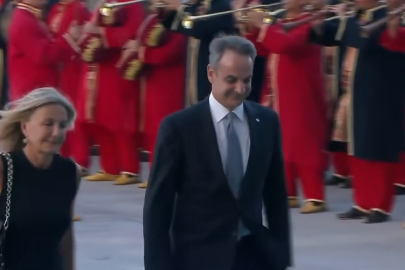 Mehter takımı Miçotakis geçerken Ceddin Deden Neslin Baban'ı çaldı