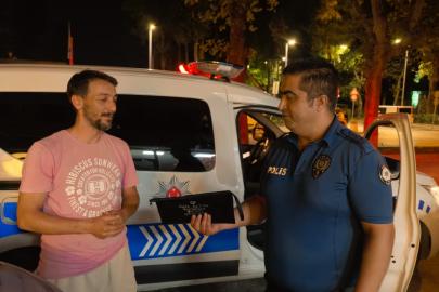 Aracın üzerinde bulduğu çantadaki parayı polise teslim etti