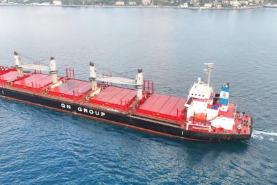 İHA ve füze saldırısında hasar alan gemi İstanbul Boğazı'ndan geçti