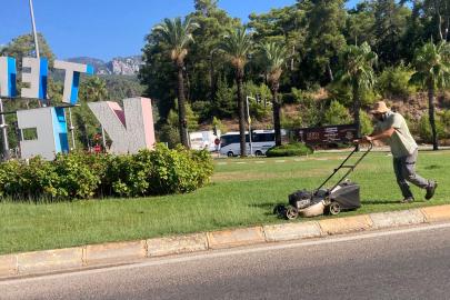 Kemer’de parklarda çim biçme çalışmaları