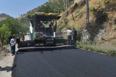 Şemdinli ve Derecik’te asfalt çalışmaları sürüyor