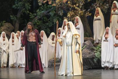Aspendos'ta perde açıldı